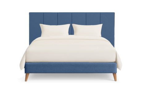 מיטה מודרנית עם רגלי עץ